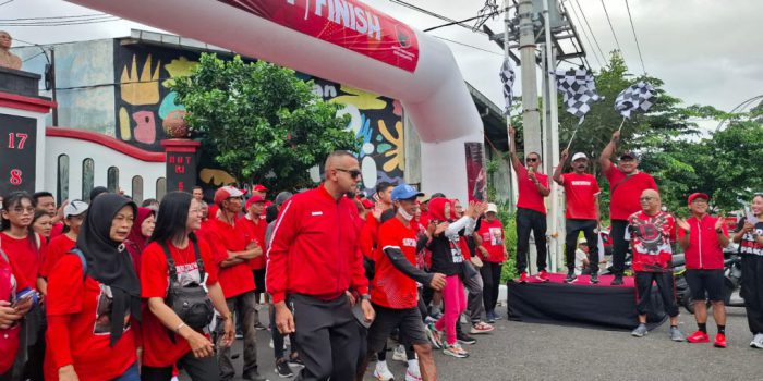 Plt Ketua DPD PDIP Jateng, FX Hadi Rudyatmo dan Plt Ketua DPC PDIP Kota Solo, Teguh Prakosa melepas peserta Jalan Sehat dan Donor Darah Sumpah Pemuda, Minggu 26 Oktober 2025. (Foto: Putri Sejati)