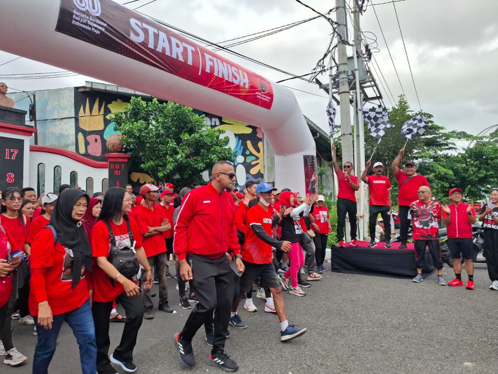 Plt Ketua DPD PDIP Jateng, FX Hadi Rudyatmo dan Plt Ketua DPC PDIP Kota Solo, Teguh Prakosa melepas peserta Jalan Sehat dan Donor Darah Sumpah Pemuda, Minggu 26 Oktober 2025. (Foto: Putri Sejati)