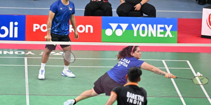 Pasangan Hikmat Ramdani/Leani Ratri Oktila dalam pertandingan babak perempat final nomor ganda campuran SL3-SU5 Polytron Indonesia Para Badminton International 2025 di GOR Indoor Manahan, Solo, Jawa Tengah, Jumat 31 Oktober 2025. (Foto: dok NPCI)