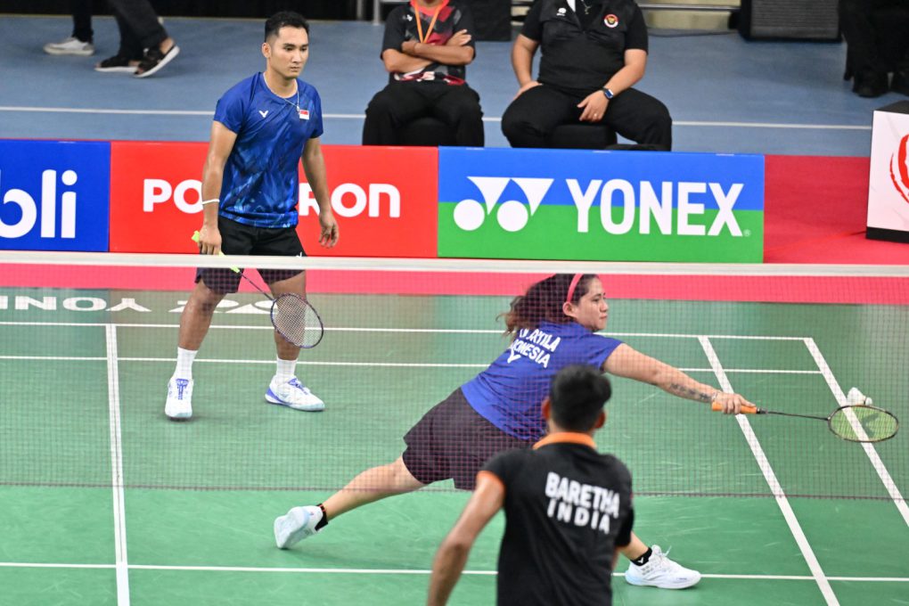 Ratri-Hikmat Pasangan Hikmat Ramdani/Leani Ratri Oktila dalam pertandingan babak perempat final nomor ganda campuran SL3-SU5 Polytron Indonesia Para Badminton International 2025 di GOR Indoor Manahan, Solo, Jawa Tengah, Jumat 31 Oktober 2025. (Foto: dok NPCI)