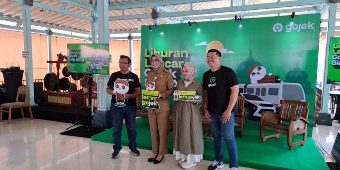 Area Head Gojek, Arfiansyah Arfi (kiri), Wawali Solo, Astrid Widayani (dua dari kiri) dan  Head of Corporate Affairs Central West Java Gojek,  Guntur Arbiansyah dalam talkshow Liburan Lancar, Gojek Siap Antar di Ono Solo Resto, Kota Solo, Jawa Tengah, Senin 26 November 2025. (Foto: Putri Sejati)