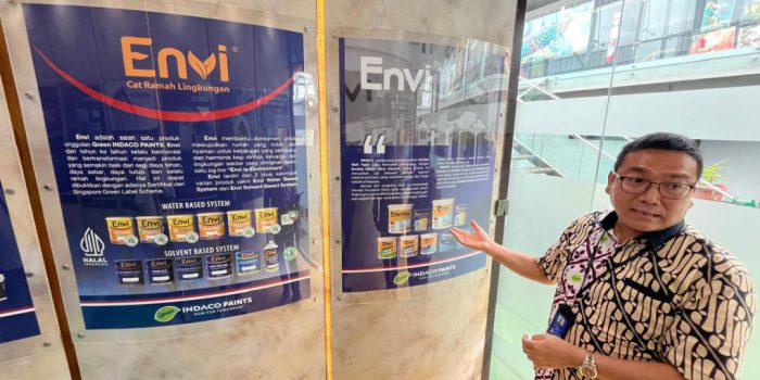 Presiden Direktur PT Indaco Warna Dunia, Iwan Adranacus memperlihatkan salah satu produk cat andalannya yakni Envi di kantornya, beberapa waktu lalu. (Foto: dok INDACO)