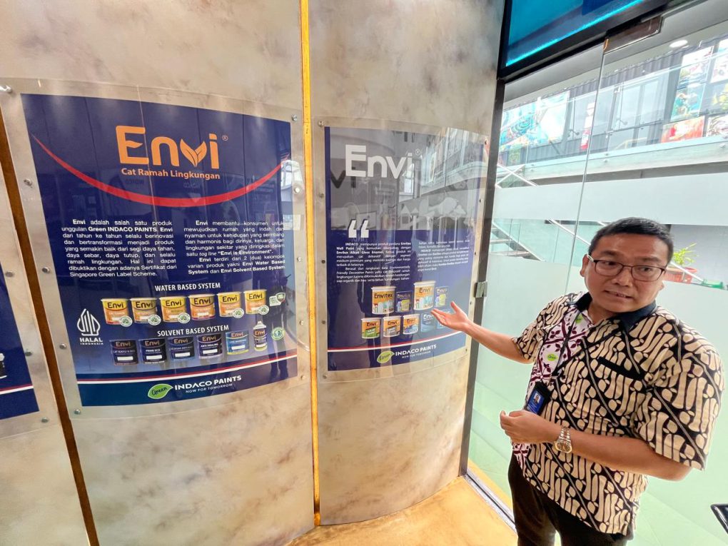 Presiden Direktur PT Indaco Warna Dunia, Iwan Adranacus memperlihatkan salah satu produk cat andalannya yakni Envi di kantornya, beberapa waktu lalu. (Foto: dok INDACO)