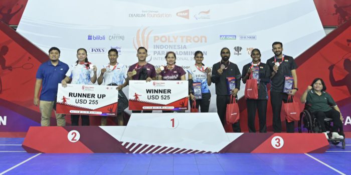 Hikmat Ramdani/Leani Ratri Oktila (Indonesia), Fredy Setiawan/Khalimatus Sadiyah (Indonesia), Pramod Bhagat/Manisha Ramadass (India), dan Kumar Nitesh/Thulasimathi Murugesan (India) menerima medali di kelas Ganda Campuran SL 3 - SU 5 Polytron Indonesia Para Badminton International 2025. (Foto: dok PIPBI 2025)