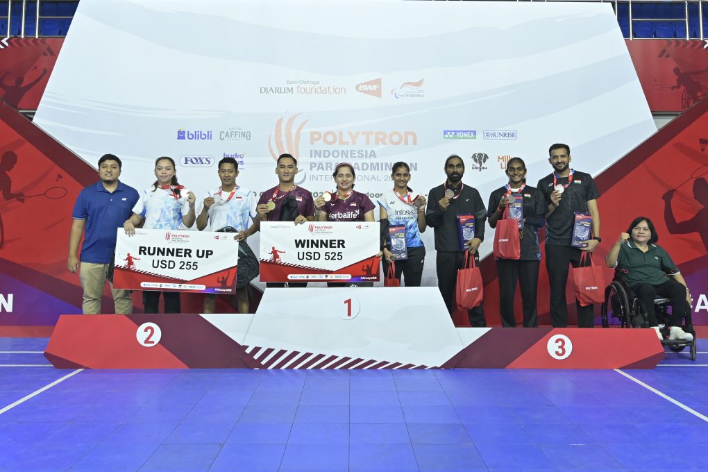 Hikmat Ramdani/Leani Ratri Oktila (Indonesia), Fredy Setiawan/Khalimatus Sadiyah (Indonesia), Pramod Bhagat/Manisha Ramadass (India), dan Kumar Nitesh/Thulasimathi Murugesan (India) menerima medali di kelas Ganda Campuran SL 3 - SU 5 Polytron Indonesia Para Badminton International 2025. (Foto: dok PIPBI 2025)