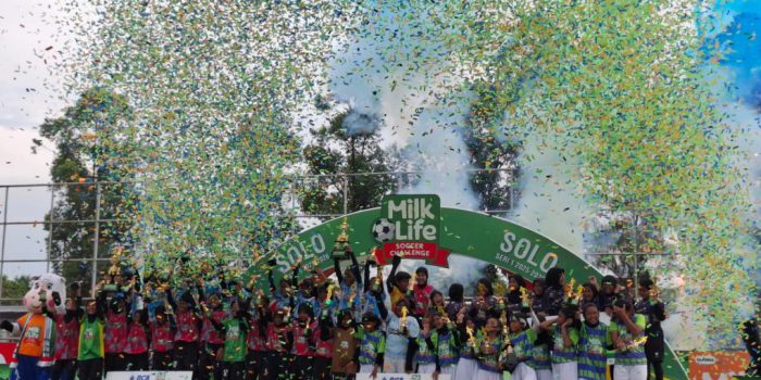 Para juara MilkLife Soccer Challenge Solo Seri 1 2025-2026 merayakan kemenangan usai laga final di Lapangan Kota Barat, Kota Solo, Jawa Tengah, Minggu 2 November 2025. (Foto: Putri Sejati)