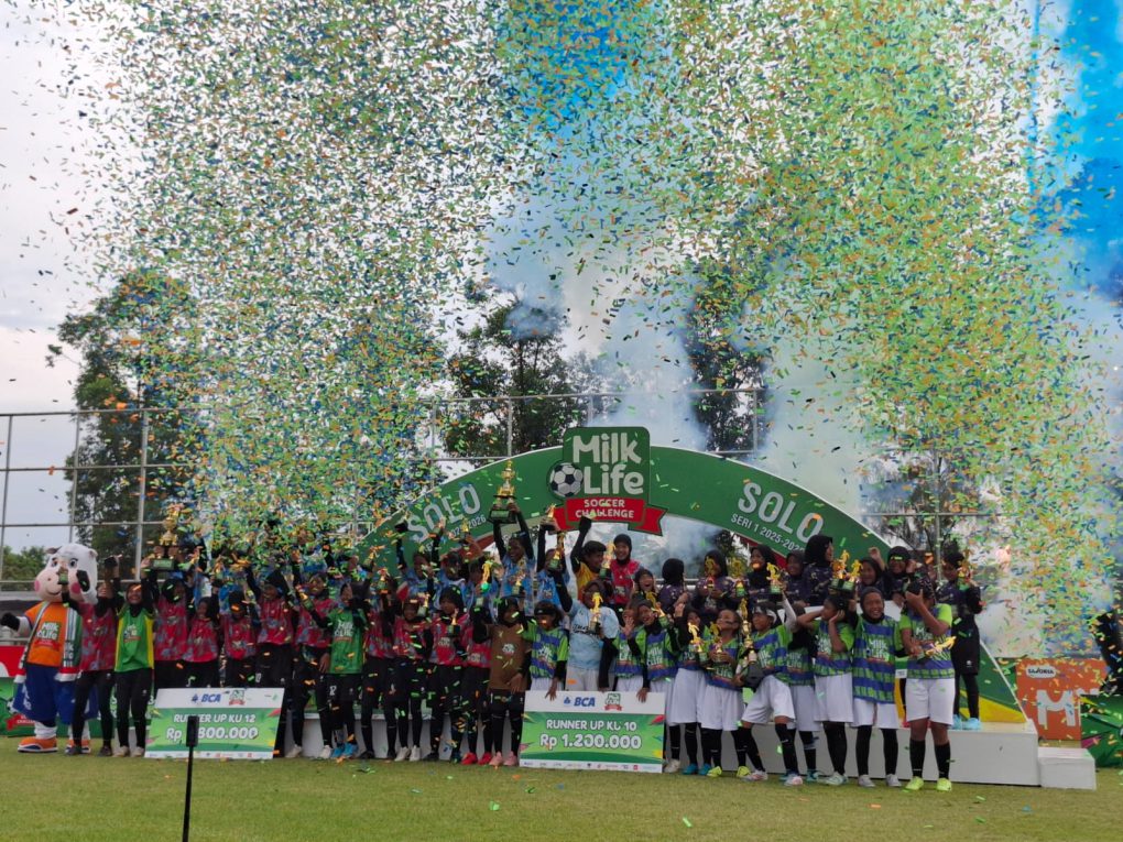 Para juara MilkLife Soccer Challenge Solo Seri 1 2025-2026 merayakan kemenangan usai laga final di Lapangan Kota Barat, Kota Solo, Jawa Tengah, Minggu 2 November 2025. (Foto: Putri Sejati)
