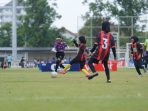 Aksi Joyce Beatricia Adana Putri Bintang, pemain tengah tim KU 10 SDN Cemara Dua di ajang MilkLife Soccer Challenge Solo Seri 1 2025 yang berlangsung di Lapangan Kota Barat, Sabtu 1 November 2025. (Foto: dok. (MLSC)