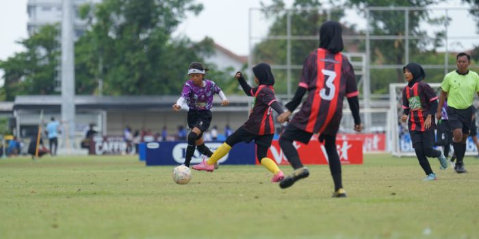 Aksi Joyce Beatricia Adana Putri Bintang, pemain tengah tim KU 10 SDN Cemara Dua di ajang MilkLife Soccer Challenge Solo Seri 1 2025 yang berlangsung di Lapangan Kota Barat, Sabtu 1 November 2025. (Foto: dok. (MLSC)