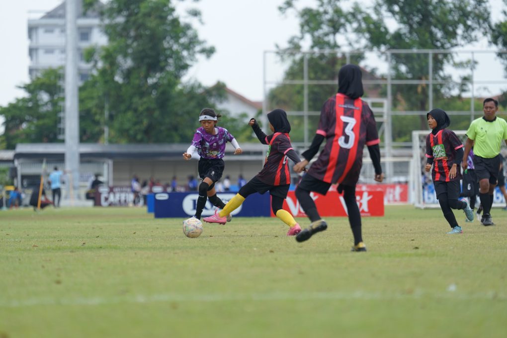 Aksi Joyce Beatricia Adana Putri Bintang, pemain tengah tim KU 10 SDN Cemara Dua di ajang MilkLife Soccer Challenge Solo Seri 1 2025 yang berlangsung di Lapangan Kota Barat, Sabtu 1 November 2025. (Foto: dok. (MLSC)