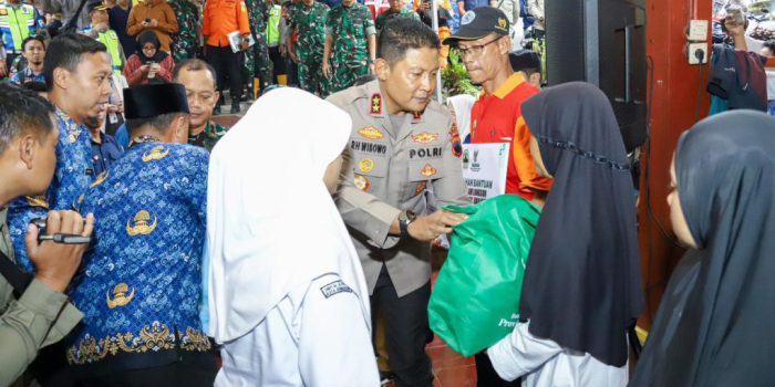 Kapolda Jawa Tengah (Jateng), Irjen Pol Ribut Hari Wibowo saat mengunjungi posko pengungsian warga di Kantor Kecamatan Pandanarum, Kabupaten Banjarnegara, Jawa Tengah, Senin 17 November 2025. (Foto: dok. Humas Polda Jateng)