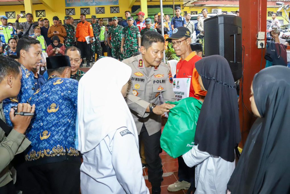 Kapolda Jawa Tengah (Jateng), Irjen Pol Ribut Hari Wibowo saat mengunjungi posko pengungsian warga di Kantor Kecamatan Pandanarum, Kabupaten Banjarnegara, Jawa Tengah, Senin 17 November 2025. (Foto: dok. Humas Polda Jateng)
