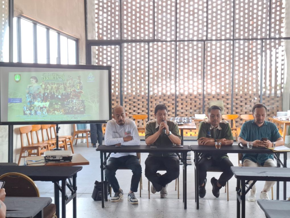 Ketua Panitia Balefest 2025, Nurudin Aji Broto memberikan keterangan pers dalam dalam jumpa pers yang digelar di Losso Kitchen & Gallery, Kota Solo, Jawa Tengah, Senin 8 Desember 2025. (Foto: Putri Sejati)