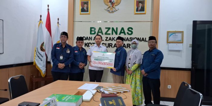 Baznas Pengurus Baznas Kota Solo bersama Wali Kota Solo, Respati Ardi. (Foto: Putri Sejati)