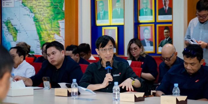 Director and Chief Technology Officer Indosat Ooredoo Hutchison, Desmond Cheung saat rakor pemulihan jaringan bersama Komdigi di Medan, 1 Desember 2025. (Foto: dok IOH)