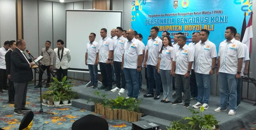 Pengurus Komite Olahraga Nasional Indonesia (KONI) Kabupaten Boyolali Masa Bakti 2023 - 2027 ucapkan sumpah janji saat pelantikan di salah satu hotel di Boyolali, Jawa Tengah, Selasa malam 30 Desember 2025. (Foto: Red IST)