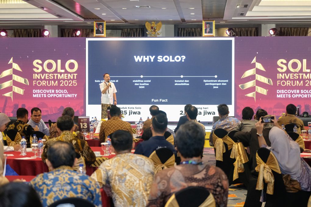 Wali Kota Solo, Respati Ardi memaparkan potensi investasi saat pembukaan Solo Investment Forum (SIF) 2025 di Hotel Swiss-belinn Sari Petojo, Jumat 12 Desember 2025. (Putri Sejati)