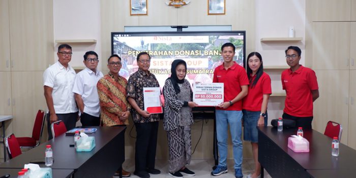 Perusahaan distributor dan retail aksesoris wanita, SISTA Group menyalurkan donasi sebesar Rp50.000.000 untuk korban bencana di wilayah Sumatera Utara dan Aceh Tamiang melalui PMI Kota Solo, Selasa 30 Desember 2025. (Foto: Putri Sejati)