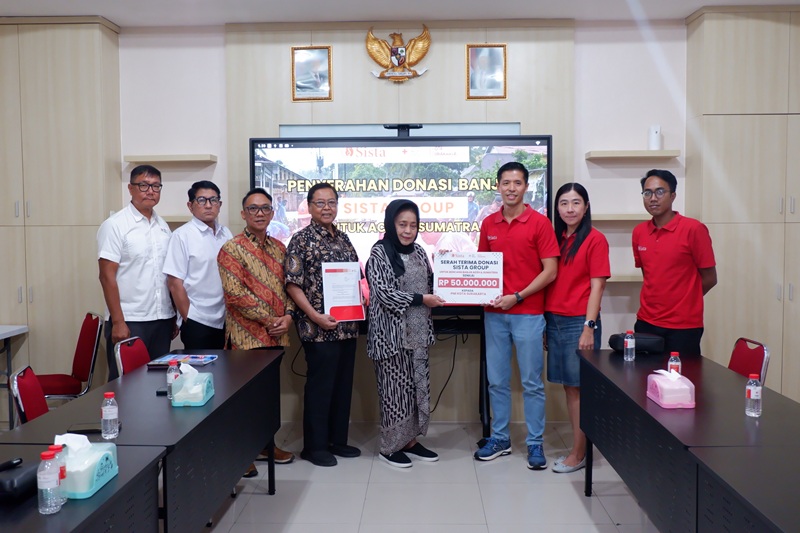 Perusahaan distributor dan retail aksesoris wanita, SISTA Group menyalurkan donasi sebesar Rp50.000.000 untuk korban bencana di wilayah Sumatera Utara dan Aceh Tamiang melalui PMI Kota Solo, Selasa 30 Desember 2025. (Foto: Putri Sejati)