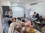TikTok Indonesia menggandeng komunitas Keluarga kita mensosialisasikan dan mengedukasi masyarakat, khususnya orang tua terkait panduan pengasuhan dan keamanan digital melalui Workshop Seri Pengasuhan Digital dan Keamanan Remaja yang salah satunya digelar di Kota Solo. Tepatnya di Aimer Coffee & Eatery, Kecamatan Serengan, Solo, Sabtu 13 Desember 2025. (Foto: Putri Sejati)