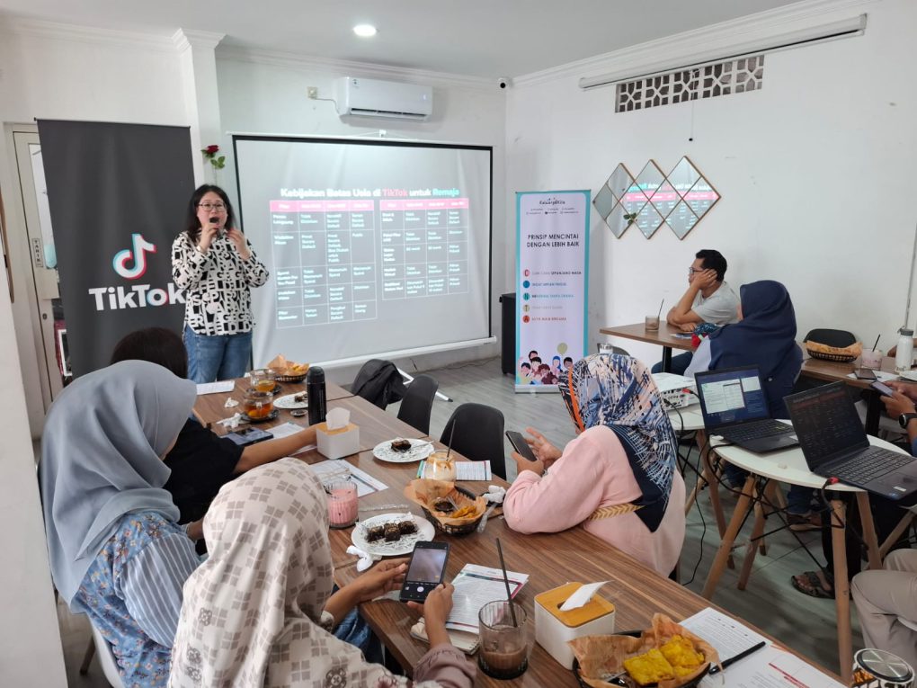TikTok Indonesia menggandeng komunitas Keluarga kita mensosialisasikan dan mengedukasi masyarakat, khususnya orang tua terkait panduan pengasuhan dan keamanan digital melalui Workshop Seri Pengasuhan Digital dan Keamanan Remaja yang salah satunya digelar di Kota Solo. Tepatnya di Aimer Coffee & Eatery, Kecamatan Serengan, Solo, Sabtu 13 Desember 2025. (Foto: Putri Sejati)