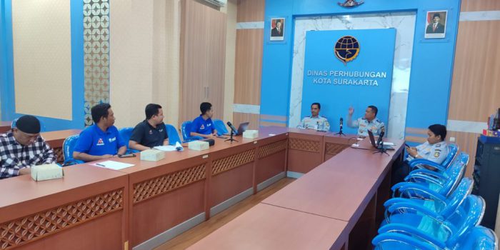Manajemen Bajaj Maxride melakukan audiensi dengan Dinas Perhubungan (Dishub) Kota Solo untuk memaparkan posisi mereka hadir di kota bengawan, Kamis 4 Desember 2025. (Foto: dok ist)