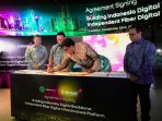 Vikram Sinha - President Director & CEO Indosat Ooredoo Hutchison menandatangani perjanjian investasi pembentukan perusahaan patungan (joint venture) untuk membangun sebuah platform serat optik digital terkemuka di Indonesia “FiberCo”.. (Foto: dok IOH)