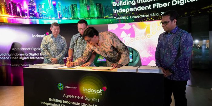 Vikram Sinha - President Director & CEO Indosat Ooredoo Hutchison menandatangani perjanjian investasi pembentukan perusahaan patungan (joint venture) untuk membangun sebuah platform serat optik digital terkemuka di Indonesia “FiberCo”.. (Foto: dok IOH)
