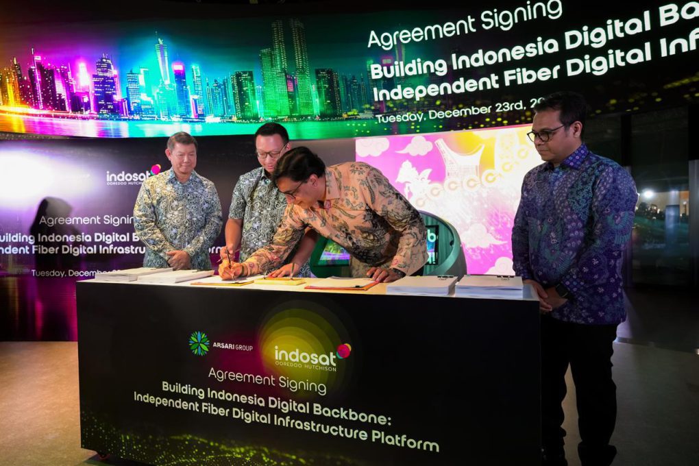 Vikram Sinha - President Director & CEO Indosat Ooredoo Hutchison menandatangani perjanjian investasi pembentukan perusahaan patungan (joint venture) untuk membangun sebuah platform serat optik digital terkemuka di Indonesia “FiberCo”.. (Foto: dok IOH)
