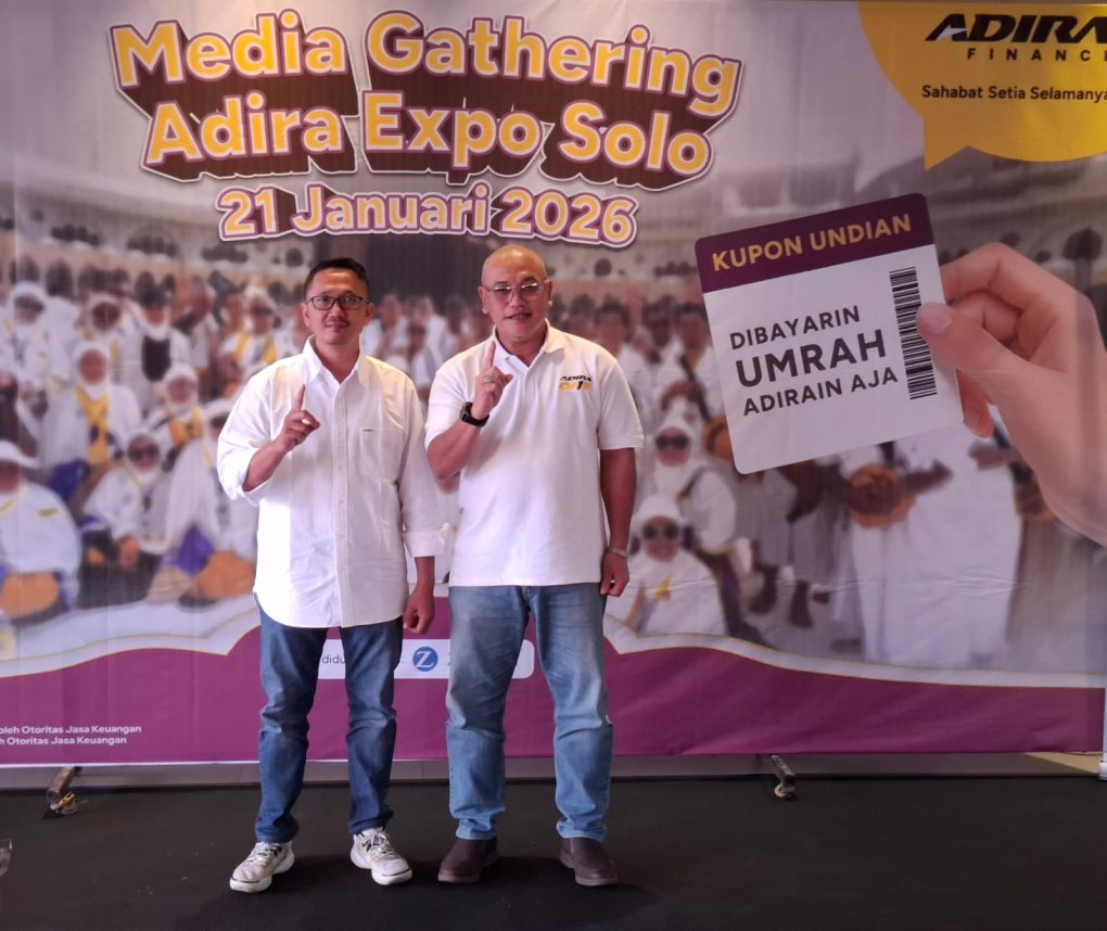 Kepala Wilayah Jawa Tengah Adira Finance, Agus Hartanto dan Head of Branch SSD Solo ADIRA Finance, Nanung Dwi Harjanto saat acara Media Gathering Adira Expo Solo di Platino Cafe and Resto, Rabu 21 Januari 2026. (Foto: Putri Sejati)