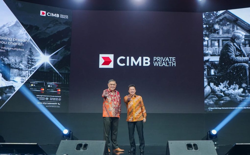Direktur Consumer Banking CIMB Niaga Noviady Wahyudi (kiri) dan Chief of Network & Digital Banking CIMB Niaga Budiman Tanjung (kanan) meluncurkan CIMB Private Wealth, segmen nasabah baru yang dirancang khusus bagi High Net-Worth Individuals (HNWI) untuk mengelola dan mengembangkan aset secara optimal. (Foto: dok CIMB Niaga)