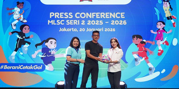 (kiri-kanan) Group Brand Head Dairy PT Global Dairi Alami Vanessa Ingrid Pamela, Program Director MilkLife Soccer Challenge Teddy Tjahjono, Direktur PT Bayan Resources Tbk, Merlin. MilkLife Soccer Challenge (MLSC) 2025-2026 Seri 2 resmi dimulai dengan total 12 kota penyelenggaraan. Tangerang dan Semarang menjadi kota pembuka rangkaian kompetisi. (Foto: dok MO MSCS)