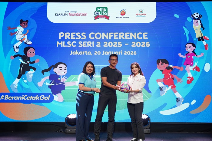 (kiri-kanan) Group Brand Head Dairy PT Global Dairi Alami Vanessa Ingrid Pamela, Program Director MilkLife Soccer Challenge Teddy Tjahjono, Direktur PT Bayan Resources Tbk, Merlin. MilkLife Soccer Challenge (MLSC) 2025-2026 Seri 2 resmi dimulai dengan total 12 kota penyelenggaraan. Tangerang dan Semarang menjadi kota pembuka rangkaian kompetisi. (Foto: dok MO MSCS)