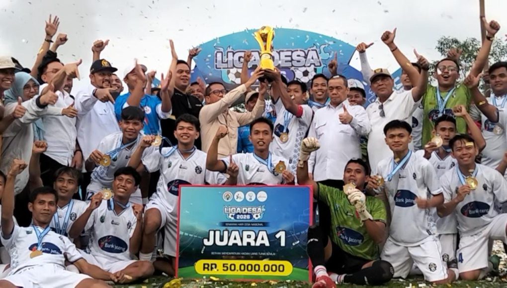 Tim Sepak Bola Desa Karanggondang, Kabupaten Jepara bersama Menteri Desa Dan Pembangunan Daerah Tertinggal, Yandri Susanto, meluapkan kegembiraan saat selebrasi kemenangan usai mengalahkan Tim Sepak Bola Desa Kalibening Kabupaten Banjarnegara lewat drama adu penalti pada laga final Liga Desa di Lapangan Songgolangit, Desa Sumbung, Kecamatan Cepogo, Kabupaten Boyolali, Jawa Tengah, Rabu 14 Januari 2026 sore. (Foto: dok Red)