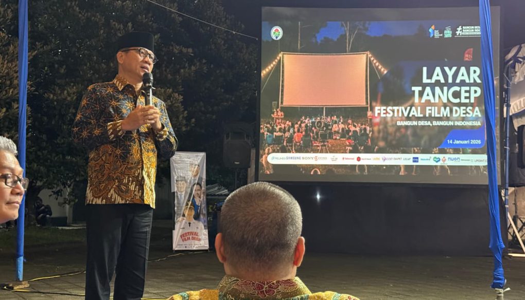 Menteri Desa Dan Pembangunan Daerah Tertinggal, Yandri Susanto, memberikan sambutan saat acara Layar Tancep Festival Film Desa rangkaian acara peringatab Hari Desa Nasional 2026 di halaman Gedung Lembu Sora kompleks Kantor Sekertariat Daerah Kabupaten Boyolali, Jawa Tengah, Rabu 14 Januari 2026 malam. (Foto: dok Red)