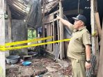 petasan boyolali Kepala Desa Bendungan, Fahrudin menunjukkan lokasi rumah yang rusak parah akibat ledakan petasan. (Foto: Irawan)