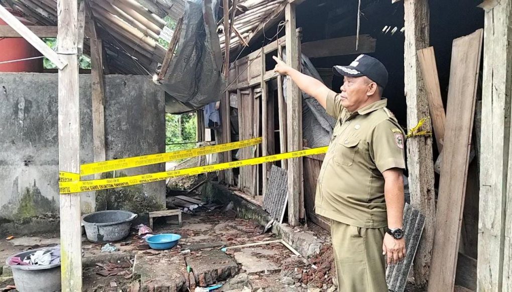 Kepala Desa Bendungan, Fahrudin menunjukkan lokasi rumah yang rusak parah akibat ledakan petasan. (Foto: Irawan)