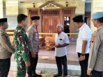 rampok boyolali Kapolres Boyolali, AKBP Indra Maulana Saputra (ketiga dari kiri) berbincang dengan kakak sekaligus paman korban, Wahyudi (ketiga dari kanan) seusai pemakaman korban berinisial AO di rumah duka, Desa Pengkol, Kecamatan Karanggede, Kabupaten Boyolali, Jawa Tengah, Jumat sore 30 Januari 2026. Pihak kepolisian berhasil menangkap terduga pelaku pencurian dengan pemberatan berujung pembunuhan berinisial A di wilayah hukum Kabupaten Kudus, Jawa Tengah, Jumat subuh tadi. (Foto: Irawan)