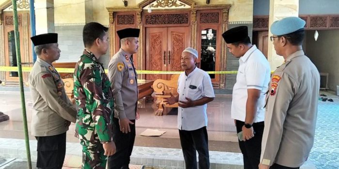 Kapolres Boyolali, AKBP Indra Maulana Saputra (ketiga dari kiri) berbincang dengan kakak sekaligus paman korban, Wahyudi (ketiga dari kanan) seusai pemakaman korban berinisial AO di rumah duka, Desa Pengkol, Kecamatan Karanggede, Kabupaten Boyolali, Jawa Tengah, Jumat sore 30 Januari 2026. Pihak kepolisian berhasil menangkap terduga pelaku pencurian dengan pemberatan berujung pembunuhan berinisial A di wilayah hukum Kabupaten Kudus, Jawa Tengah, Jumat subuh tadi. (Foto: Irawan)