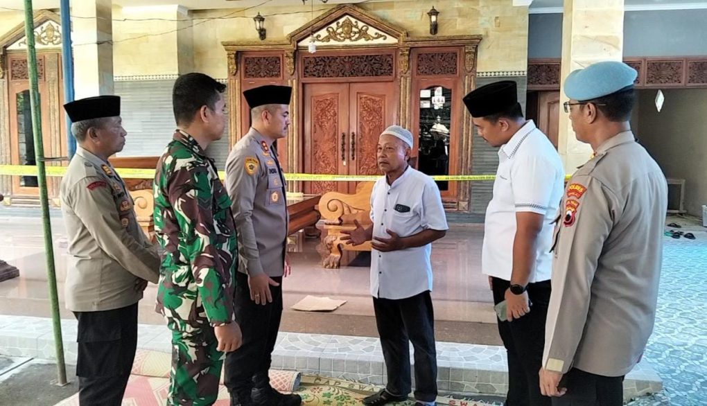 Kapolres Boyolali, AKBP Indra Maulana Saputra (ketiga dari kiri) berbincang dengan kakak sekaligus paman korban, Wahyudi (ketiga dari kanan) seusai pemakaman korban berinisial AO di rumah duka, Desa Pengkol, Kecamatan Karanggede, Kabupaten Boyolali, Jawa Tengah, Jumat sore 30 Januari 2026. Pihak kepolisian berhasil menangkap terduga pelaku pencurian dengan pemberatan berujung pembunuhan berinisial A di wilayah hukum Kabupaten Kudus, Jawa Tengah, Jumat subuh tadi. (Foto: Irawan)