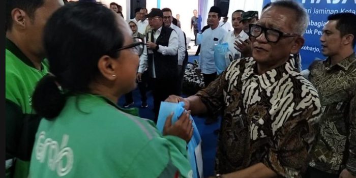 Pengusaha Restoran Wong Solo Grup, Puspo Wardoyo (kanan) membagikan paket sembako kepada pengemudi ojol di halaman Gudang Bulog, Ngabeyan, Kecamatan Kartasura, Kabupaten Sukoharjo, Jawa Tengah, Jumat 2 Januari 2026. (Foto: dok Red)