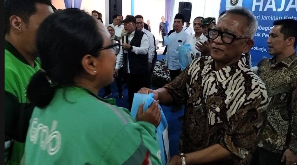 Pengusaha Restoran Wong Solo Grup, Puspo Wardoyo (kanan) membagikan paket sembako kepada pengemudi ojol di halaman Gudang Bulog, Ngabeyan, Kecamatan Kartasura, Kabupaten Sukoharjo, Jawa Tengah, Jumat 2 Januari 2026. (Foto: dok Red)