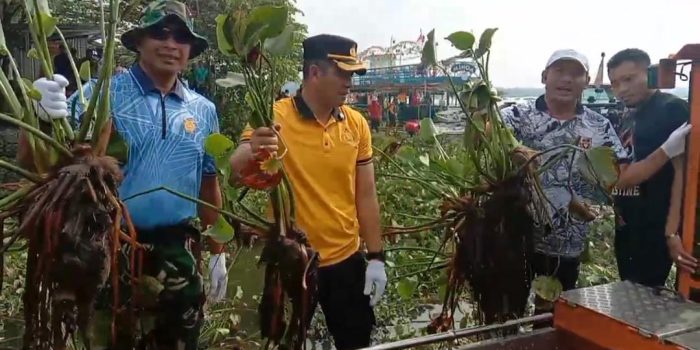 Bupati Boyolali, Agus Irawan (kedua dari kanan) bersama Kapolres Boyolali AKBP Indra Maulana (kedua sari kiri), membersihkan tanaman liar enceng gondok pada Gerakan Indonesia Asri di Waduk Cengklik, Kabupaten Boyolali, Jawa Tengah, Sabtu 14 Februari 2026 pagi. (Foto: Aghata Janendra)