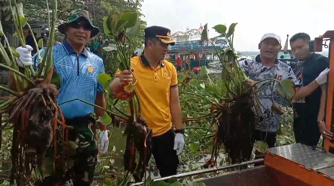 Bupati Boyolali, Agus Irawan (kedua dari kanan) bersama Kapolres Boyolali AKBP Indra Maulana (kedua sari kiri), membersihkan tanaman liar enceng gondok pada Gerakan Indonesia Asri di Waduk Cengklik, Kabupaten Boyolali, Jawa Tengah, Sabtu 14 Februari 2026 pagi. (Foto: Aghata Janendra)