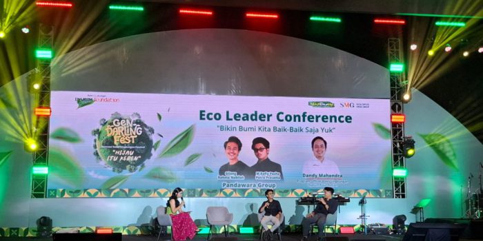 Dua orang anggota Pandawara Group, Gilang Rahma Nabilah dan M Rafly Pasha Putra Pratama yang hadir dalam Gen Darling Fest memberikan banyak kisah dan pesan-pesan lingkungan kepada para pemuda yang hadir di Gen Darling Fest di De Tjolomadoe, Karanganyar, Jawa Tengah, Kamis 12 Februari 2026. (Foto: Putri Sejati)