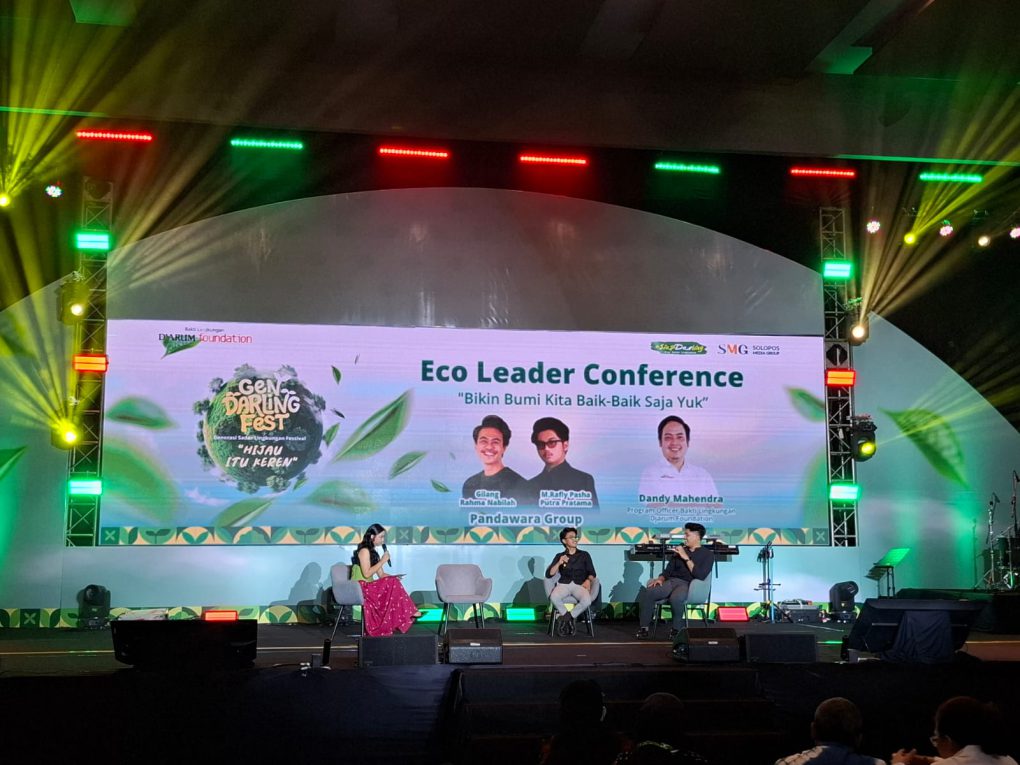 Dua orang anggota Pandawara Group, Gilang Rahma Nabilah dan M Rafly Pasha Putra Pratama yang hadir dalam Gen Darling Fest memberikan banyak kisah dan pesan-pesan lingkungan kepada para pemuda yang hadir di Gen Darling Fest di De Tjolomadoe, Karanganyar, Jawa Tengah, Kamis 12 Februari 2026. (Foto: Putri Sejati)