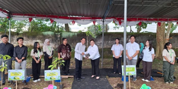 Aksi penanaman Pohon Tabebuya mewarnai keguaran Gen Darling Fest yang digelar di De Tjolomadoe, Karanganyar, Kamis 12 Februari 2026. (Foto: Putri Sejati)