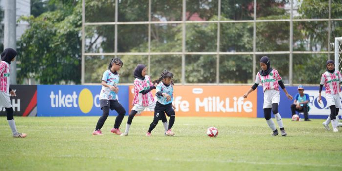 Partai pamungkas KU 12 MilkLife Soccer Challenge Solo Seri 2 2025 - 2026 yang mempertemukan SD Kristen Manahan Surakarta  dengan MIN 9 Sragen. (Foto: dok MLSC) 