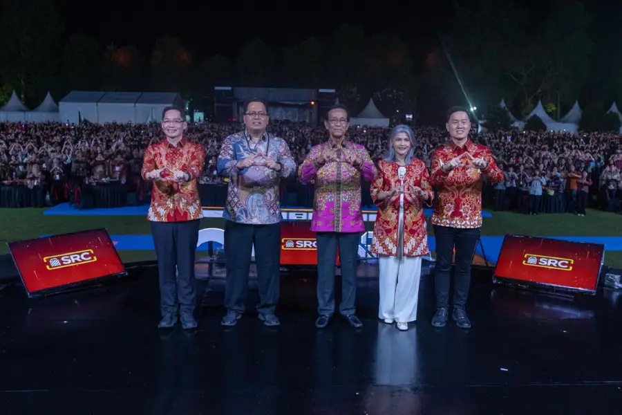 ukti Nyata Kontribusi SRC untuk Indonesia (Kiri ke Kanan) Direktur Utama PT SRC Indonesia Sembilan Romulus Sutanto, Direktur Bina Usaha Perdagangan, Direktorat Jenderal Perdagangan Dalam Negeri, Kementerian Perdagangan Republik Indonesia Septo Soepriyatno, Gubernur Daerah Istimewa Yogyakarta Sri Sultan Hamengku Buwono X, Direktur PT HM Sampoerna Tbk. Elvira Lianita, dan Direktur Komersial PT HM Sampoerna Tbk. Yohan Lesmana dalam Pesta Retail 2026 yang diselenggarakan oleh Sampoerna Retail Community (SRC) di Yogyakarta, Rabu (11/2/2026). Sebagai wujud komitmen dalam mendukung kemandirian ekonomi rakyat, Sampoerna Retail Community (SRC) menggelar Pesta Retail 2026 di Prambanan, Yogyakarta. Melalui kegiatan Pesta Retail 2026 ini, SRC kembali menegaskan peran strategisnya dalam mendorong pemberdayaan UMKM toko kelontong sebagai penggerak utama perdagangan bagi masyarakat.