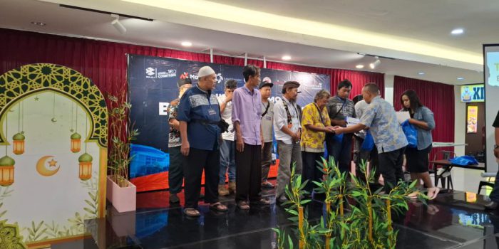  Bajaj Maxride juga memberikan Apresiasi kepada 10 Driver Terbaik nya yang berhasil meraih pendapatan rata-rata perbulan 3 Jt hingga 6 Jt Rupiah Perbulan di acara Penandatanganan Kerja Sama “Bajaj Untuk Surakarta” sendiri digelar di Luwes Kestalan, Kota Solo, Jawa Tengah, Rabu 25 Februari 2026. (Foto: Putri Sejati)
